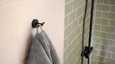 KALIA paper - tesa_Moon_Black_Bathrobe_Hook_40564_ap.jpg
